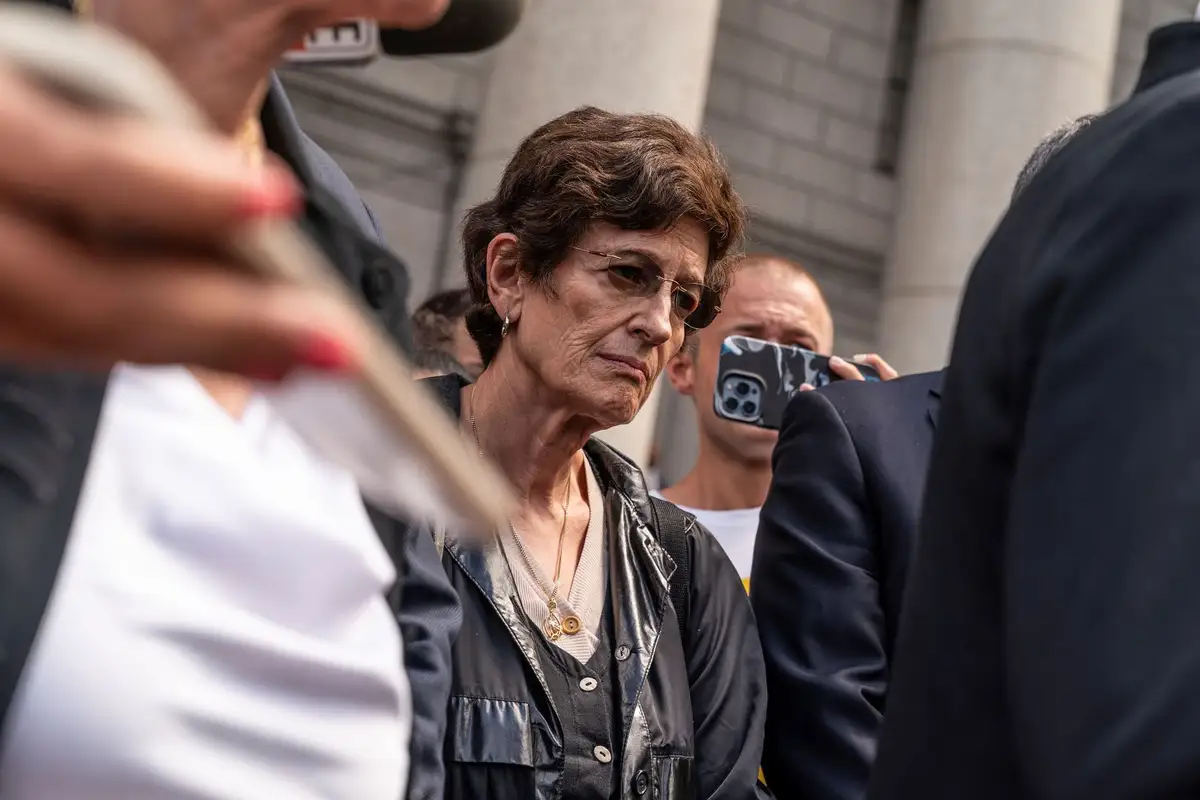 Подруга Эпштейна приговорена к 20 годам тюрьмы за склонение девочек к сексу с ним