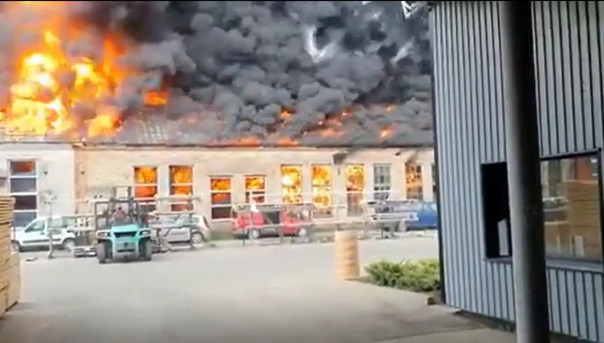 Ozolniekos industriālā teritorijā izcēlies ugunsgrēks