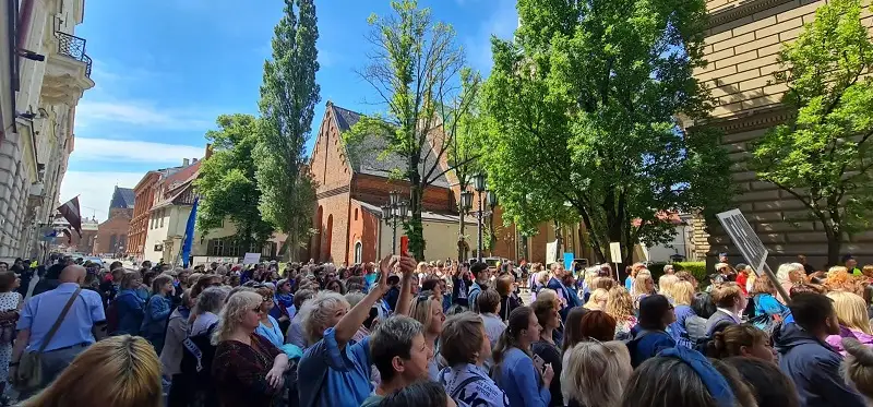 Pedagogu arodbiedrības piketā pie Saeimas pulcējušies ap 3000 cilvēku