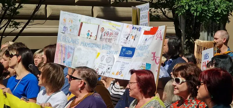 LIZDA radušās aizdomas, ka atsevišķi IZM darbinieki nav nodevuši Čakšai būtisku informāciju
