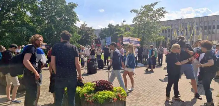 Piketā «Krievu balss par embargo» pie Krievijas vēstniecības pulcējušies apmēram 60 cilvēku