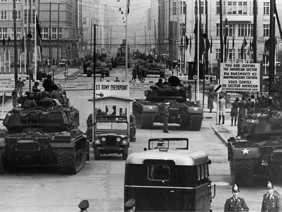 В шаге от ядерной войны: как строительство Берлинской стены чуть не привело к мировому конфликту