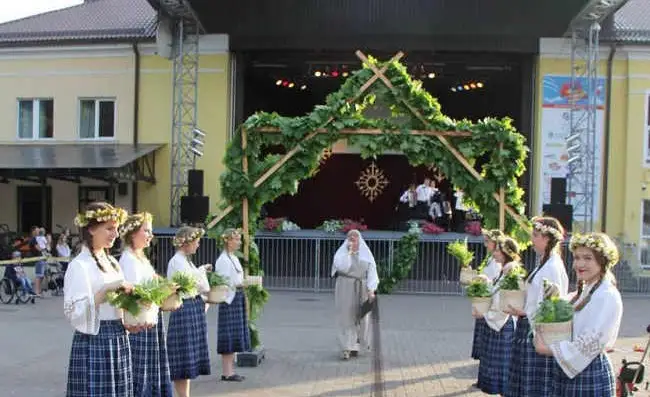 Basām kājām pa rasu. Druskininkos no 23. līdz 26. jūnijam gatavojas svinēt Jāņus, četras vismistiskākās vasaras dienas