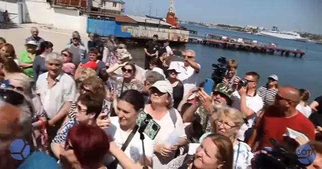«Даже при Украине нас не трогали»: севастопольцам в разгар жары запрещают купаться на единственном пляже (ВИДЕО)