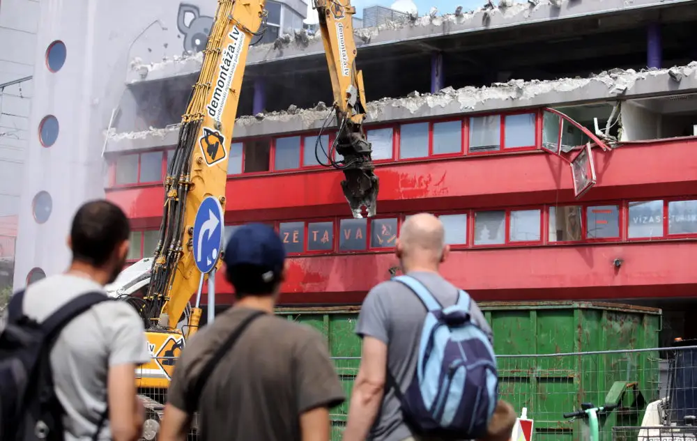 Sākta bijušā tirdzniecības centra «Titāniks» nojaukšana