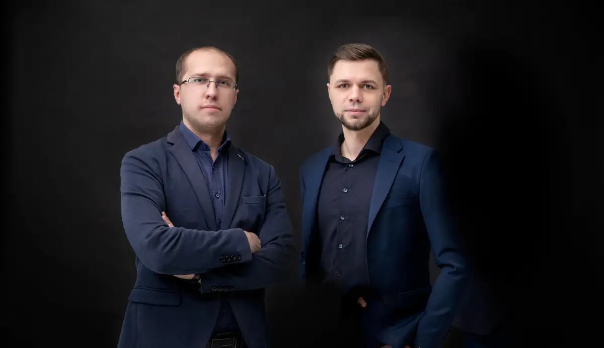 «Мы начинали строить свой бизнес, в буквальном смысле, на табуретке…» История успеха основателей латвийской компании