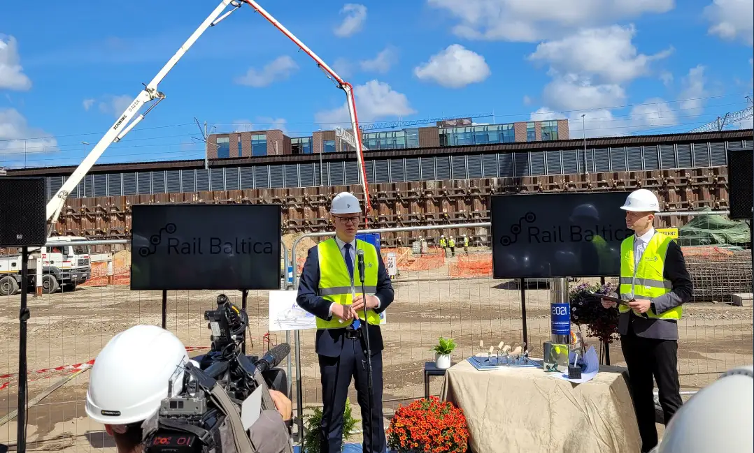 «Rail Baltica» Rīgas Centrālās stacijas pamatos iemūrēta laika kapsula ar vēstījumu nākamajām paaudzēm