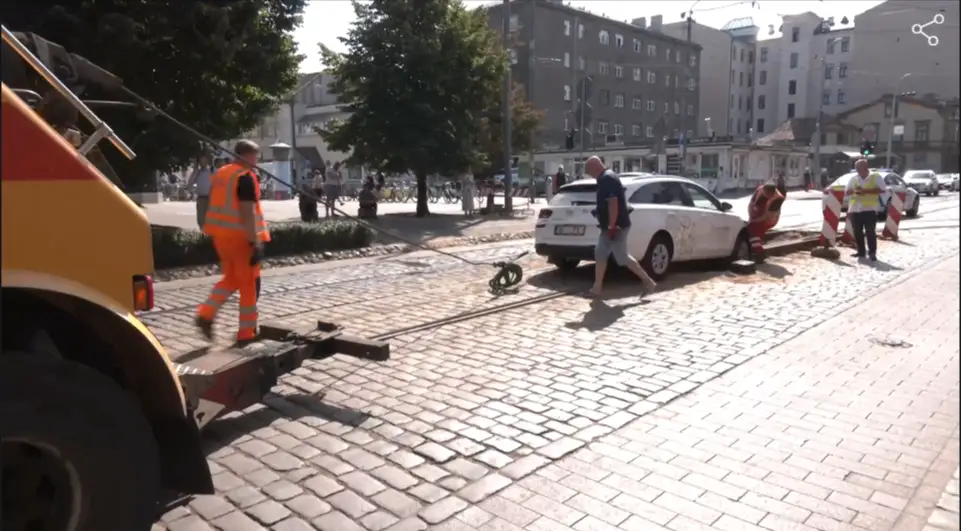 Дважды в одну яму: на Кр. Барона водители не замечают ремонт и застревают на трамвайных путях