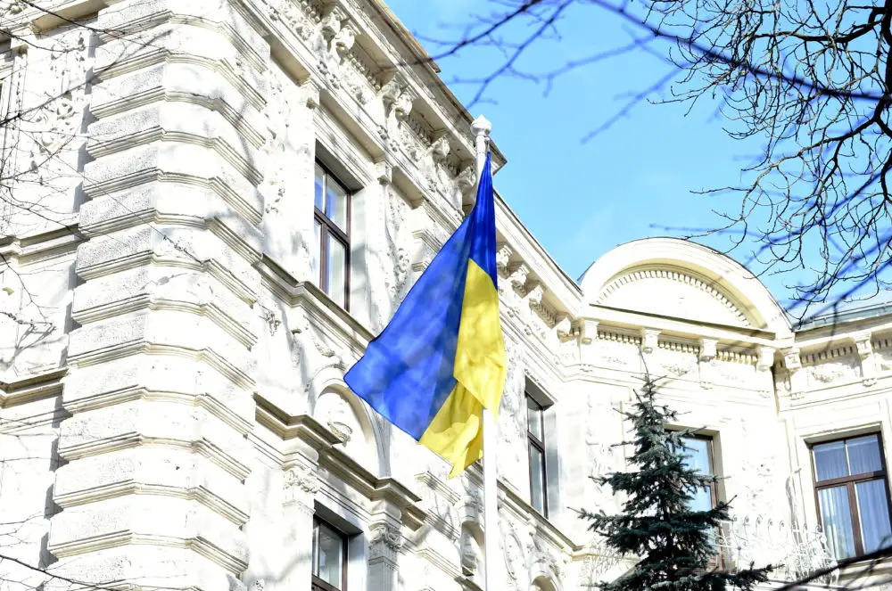 Piemēro sabiedrisko darbu personai par naidīgu e-pasta vēstuļu sūtīšanu Ukrainas vēstniecībai