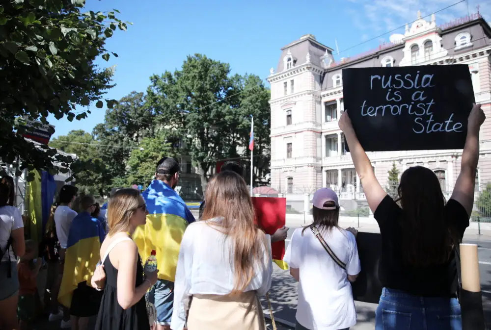 Rīgā piketē pret Krievijas teroristiskajām darbībām Ukrainā