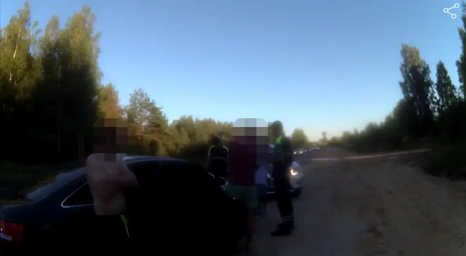 Живешь в Латвии и должен знать русский на зубок: под Баложи полиция задержала автомобиль с пьяной компанией