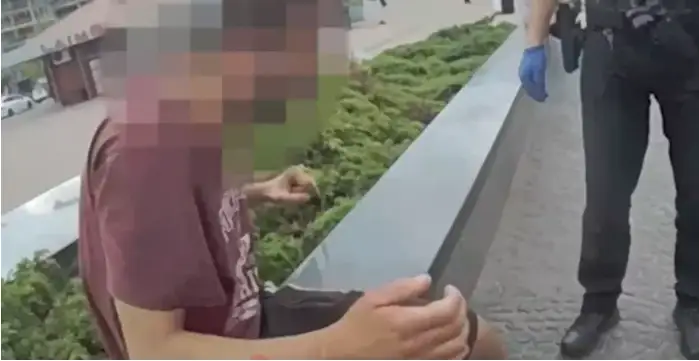 Нож вам под ребро! В центре Риги пьяный кидался на полицейских