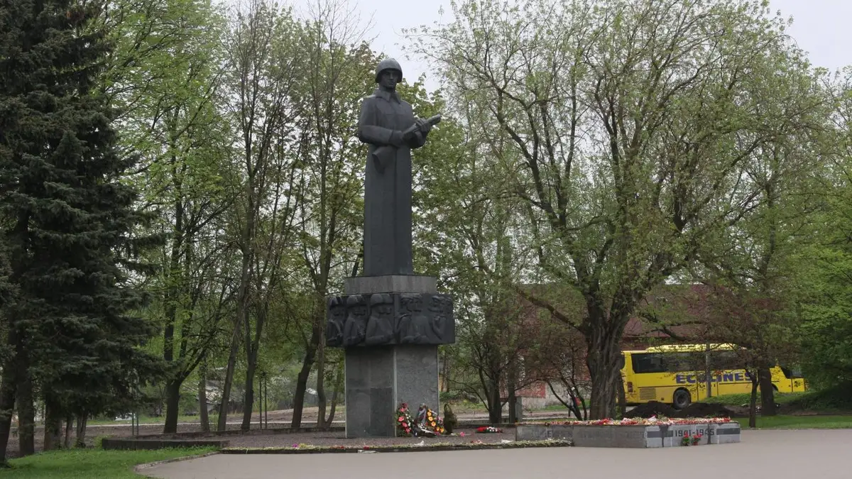 Rēzeknes pašvaldība neatklāj, kad un par cik demontēs padomju armijai veltīto pieminekli