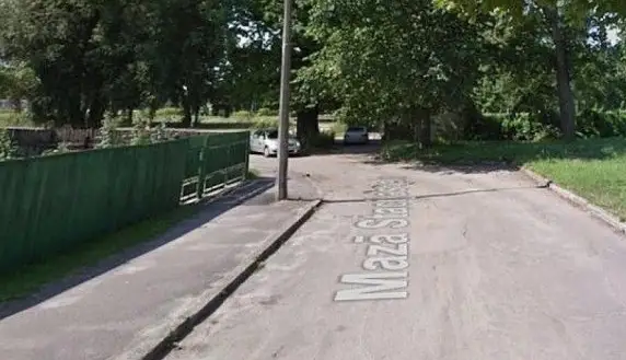 Думаете, такое возможно только в России? В Риге посреди свежего тротуара красуется столб (ФОТО)