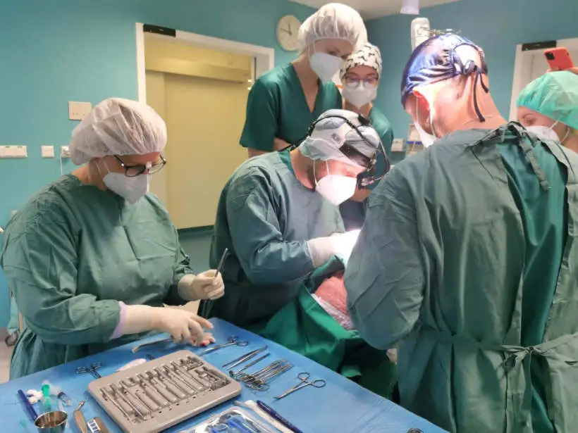 Уникальная операция: в больнице Страдиня пациенту вернули голос