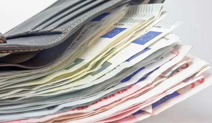 Мертвого мужа деньги. Верховный суд вернул дело о хищении 16 000 евро покойника