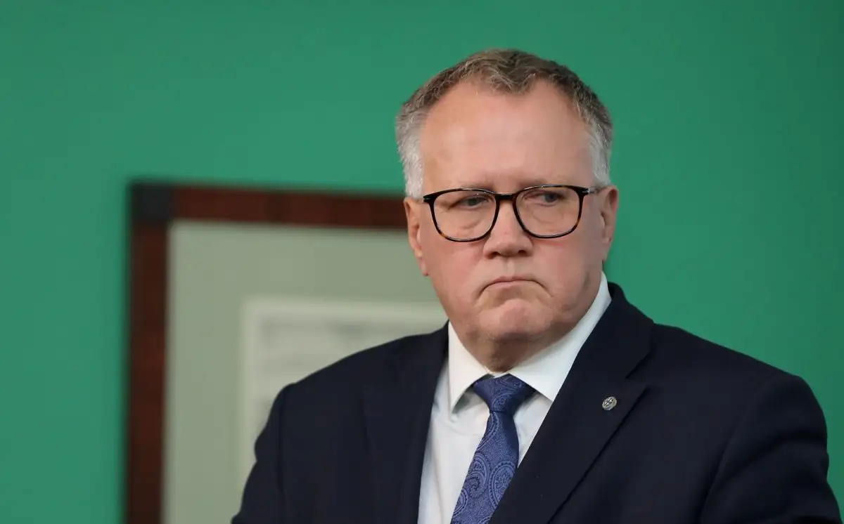 Pēc izskanējušajām aizdomām par aplokšņu algām «Vienotībā» AS prasa Ašeradena demisiju
