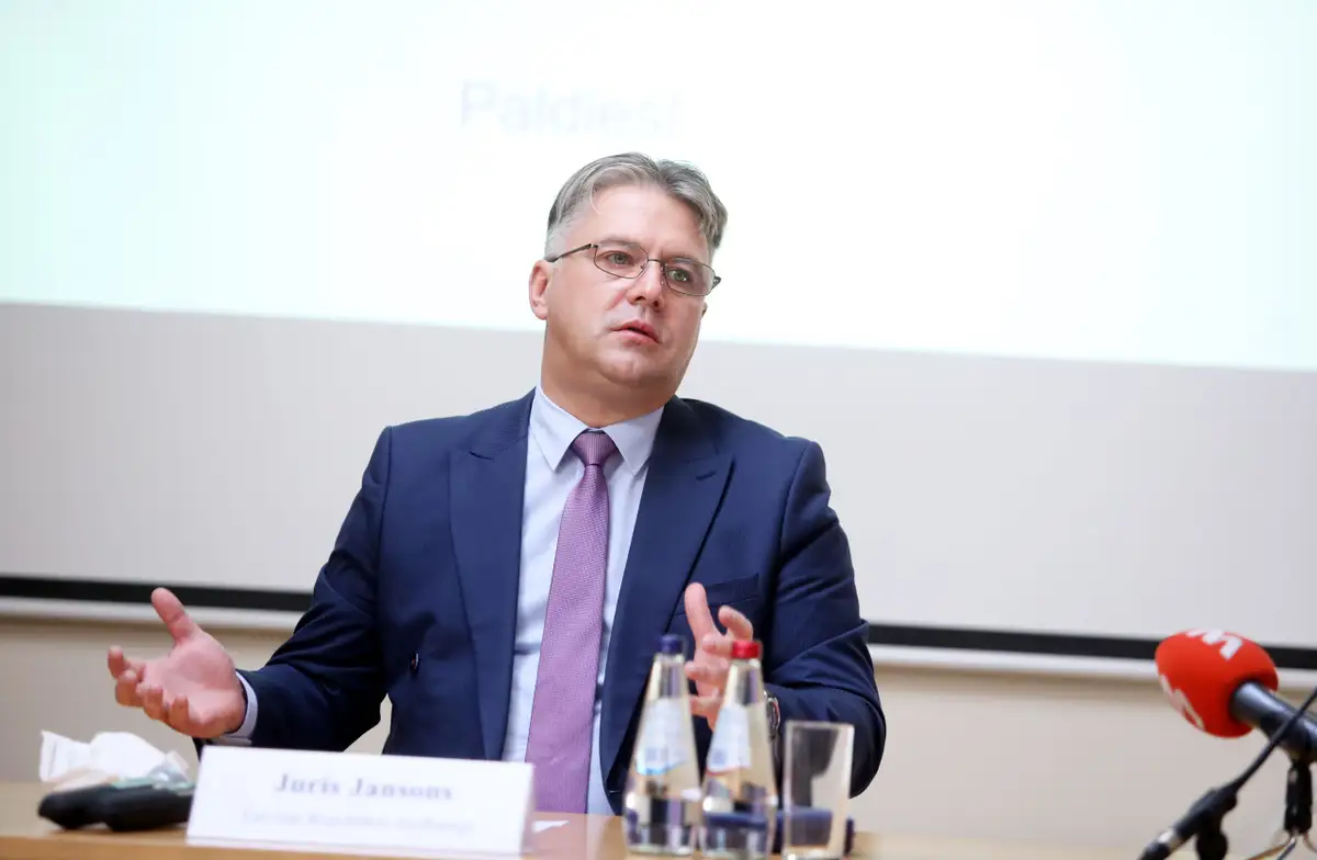 Tiesībsargs tomēr pārdomā un nolemj demisionēt