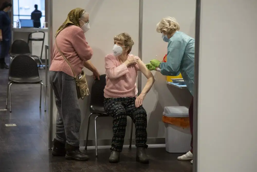 Šonedēļ ar īsziņām sāks aicināt seniorus vakcinēties pret Covid-19 un gripu