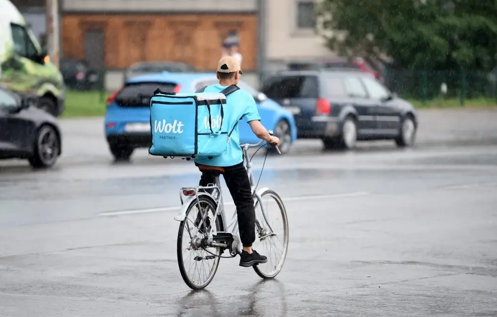 «KFC», «Lido» un «Vapiano» pārtrauc sadarbību ar ēdienu piegādes platformu «Wolt»