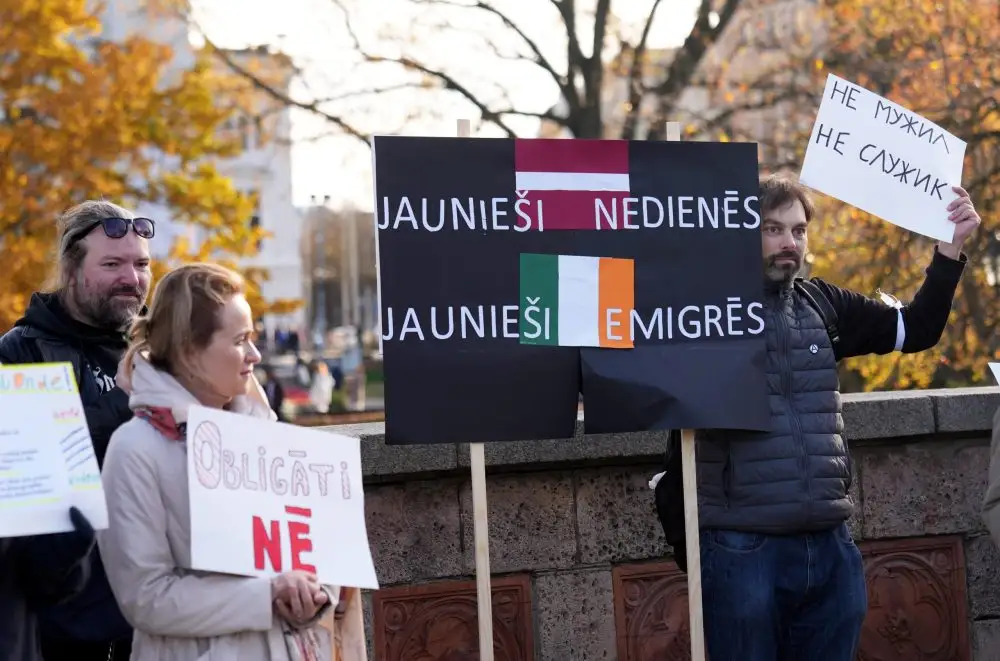 Aptuveni 50 cilvēki gājienā protestē pret Valsts aizsardzības dienesta ieviešanu