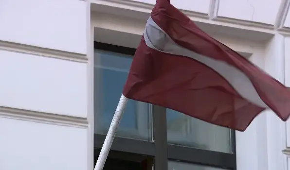 Liepājā policija aizturējusi vīrieti par Latvijas karoga kāta nolaušanu