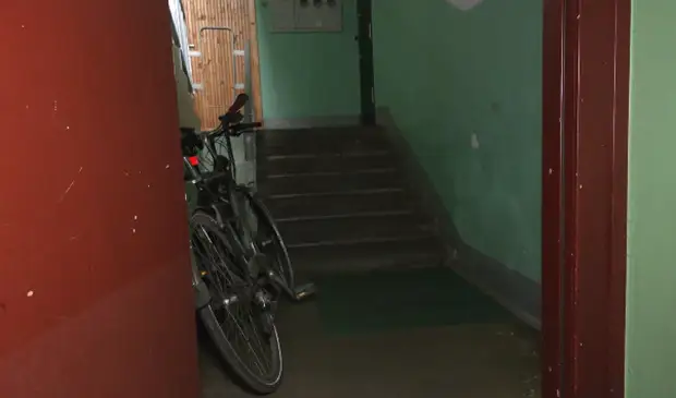 «От такого падения в живых не останешься»: пьяный мужчина в Иманте перекинулся через перила и упал с лестницы