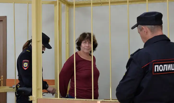 «Заберите его к себе»: 60‑летнюю россиянку судят по делу о записке на могиле родителей Путина