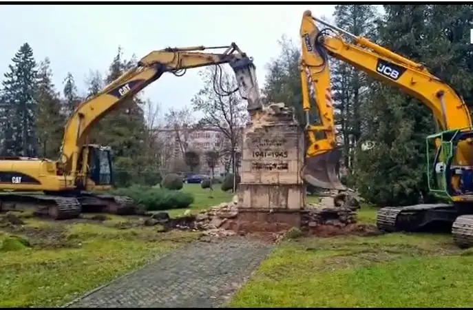 Balvos demontāžas laikā sašķīdis padomju piemineklis, kuru bija plānots saglabāt Okupācijas muzeja krājumā