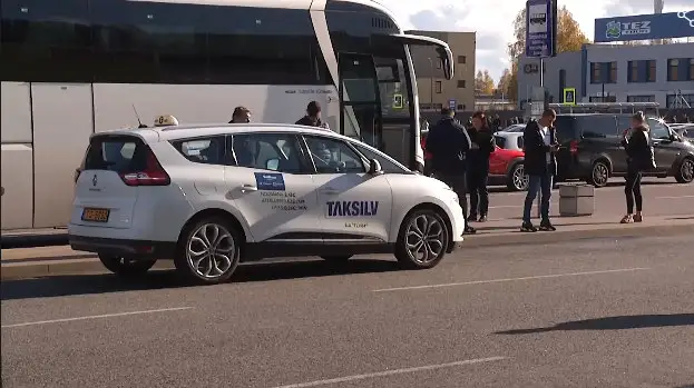 В аэропорту «Рига» орудует банда нелегальных таксистов, а полиция бездействует: «Bez Tabu»