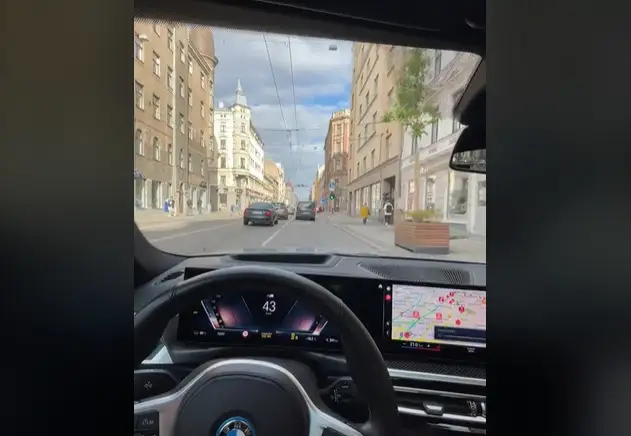Летел 105 км/ч по полосе общественного транспорта: выпендреж тиктокера в центре Риги разозлил соцсети (ВИДЕО)