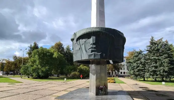 Daugavpils pašvaldība neatklāj pieminekļus demontējušo uzņēmumu