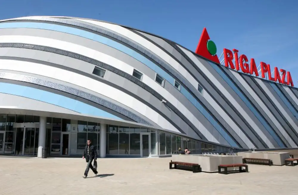 В ТЦ Rīga Plaza возник пожар; из здания эвакуировано около 400 человек