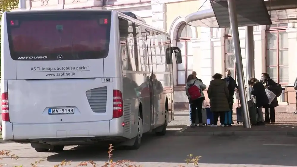 Молодые люди в Риге ограбили мужчину, с которым поругались в междугороднем автобусе