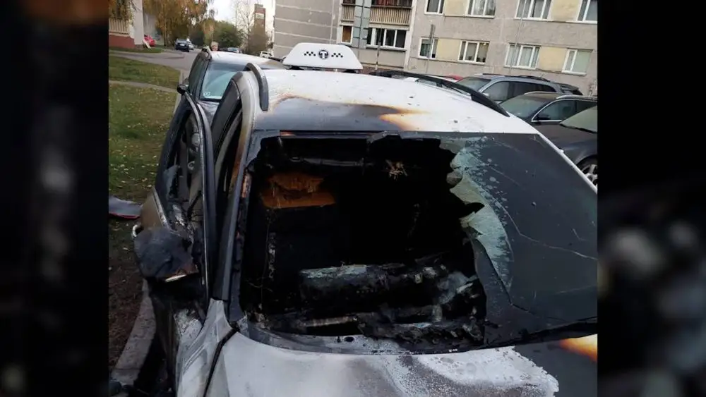 «Колесо очень быстро взорвалось, воздух нагрелся»: в Пурвциемсе подожгли такси
