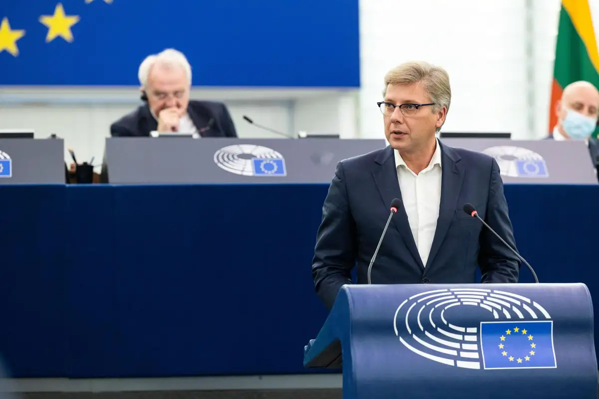 Нил Ушаков: «Легендарное решение о повышении зарплат: премьеру — на 50%, спикеру Сейма — на 75%, а врачам можно и на 10%»