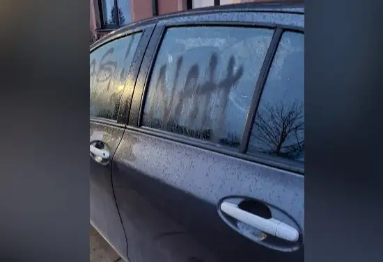 Двойку поставила? В Сигулде уже в который раз хулиганы изуродовали машину учительницы