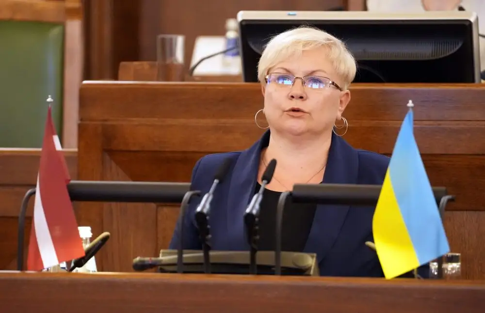 «Stabilitātei!» pārstāve Tretjakova kā pirmā jau noliek deputātes mandātu