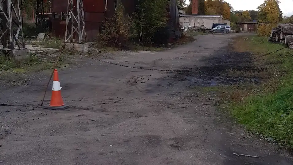 Мне чуть не оторвало «котелок»: под Балви мотоциклист не заметил натянутую цепь