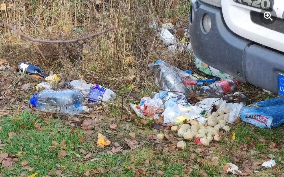 Граница Латвии превратилась в свалку: горы мусора вдоль обочин никто не убирает