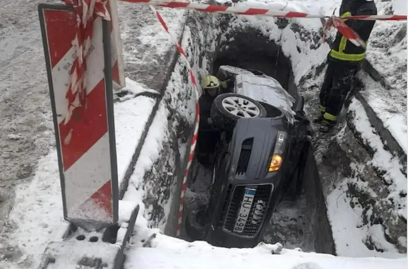 Pārdaugavā vieglā automašīna ar visu vadītāju iebraukusi trīs metru dziļā bedrē