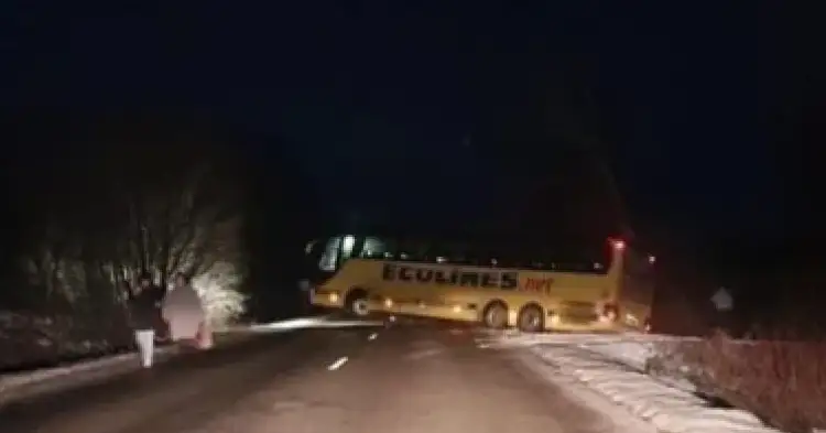 Возле Рауны автобус «Ecolines» соскользнул в кювет: подробности