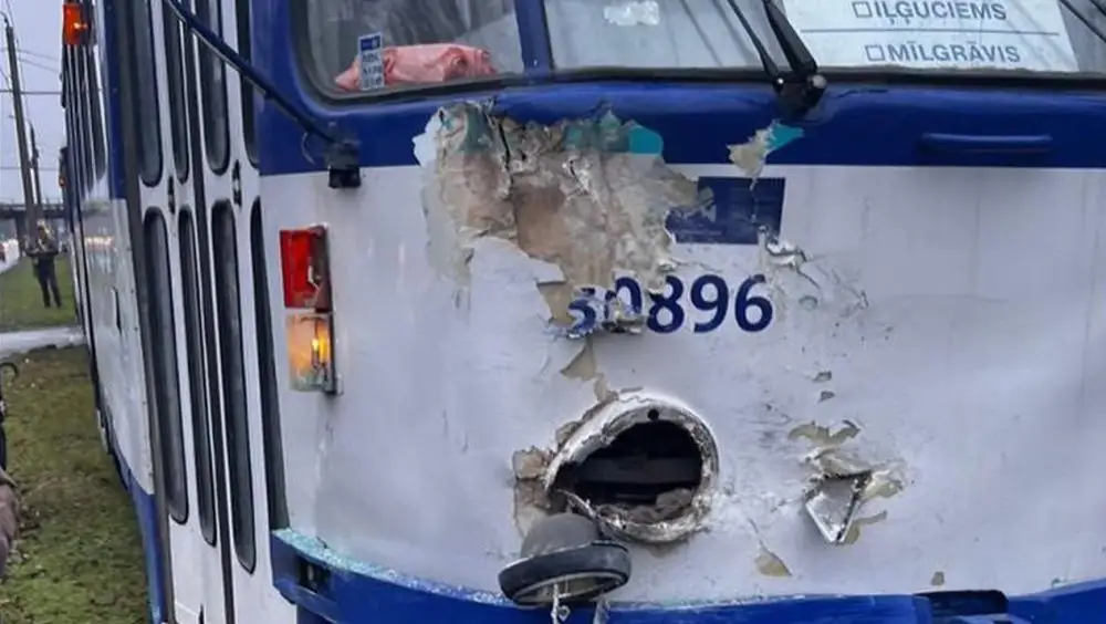 Ganību dambī un Lugažu ielā tramvaja un automašīnu sadursmes dēļ ierobežota satiksme