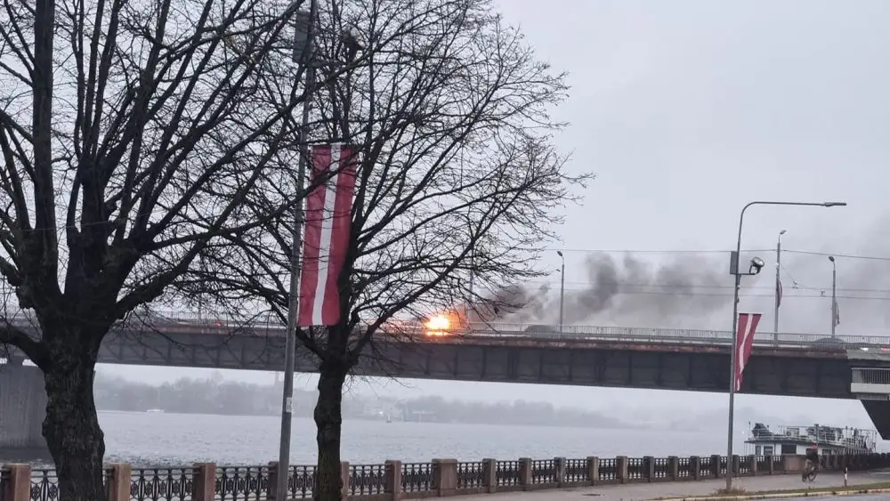 На Вантовом мосту горела машина: движение было парализовано (ФОТО, ВИДЕО)