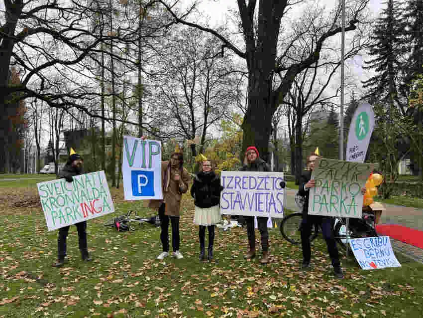 С красной дорожкой и шампанским: в Риге устроили пикет против парковки в парке (ВИДЕО)