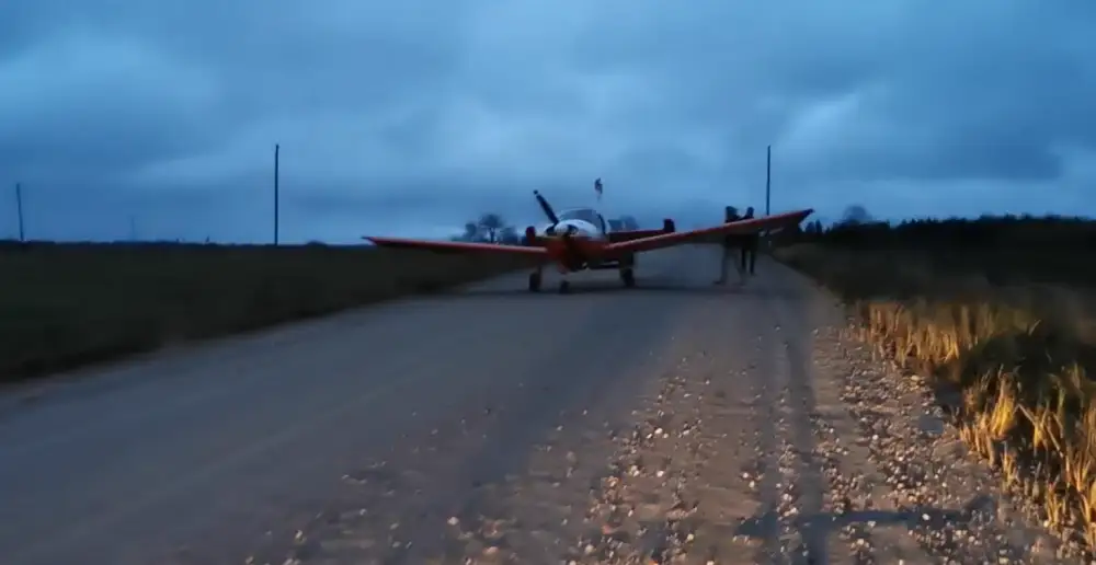 На лугу под Скуйене приземлился самолет, летящий из Вильнюса во Псков