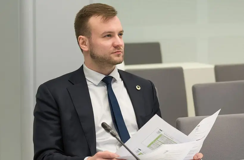 Bijušo Saeimas deputātu Znotiņu apsūdz par dūru vicināšanu konfliktā kāpņutelpā