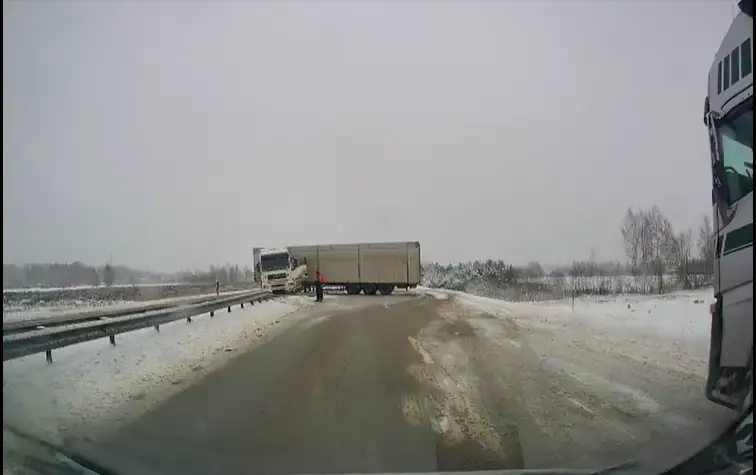 Avarējušas kravas automašīnas dēļ apgrūtināta satiksme uz Daugavpils šosejas posmā Ikšķile-Ogre abos virzienos