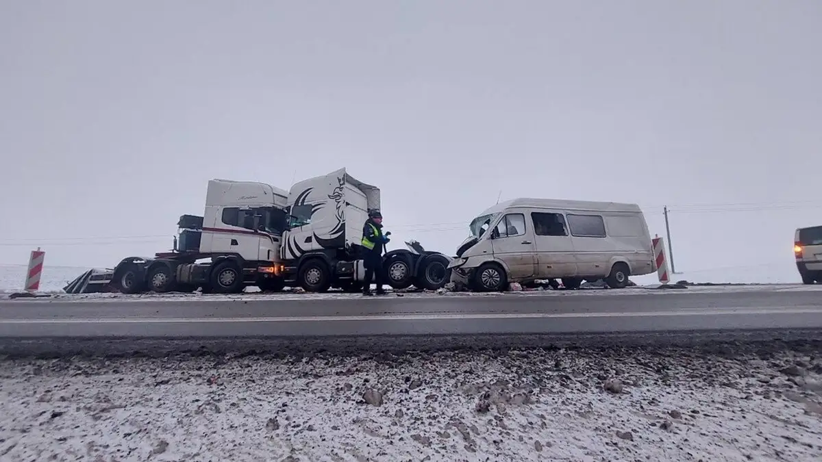 Два ДТП на одном месте с одной фурой: под Шауляем погибли двое латвийцев и еще трое пострадали