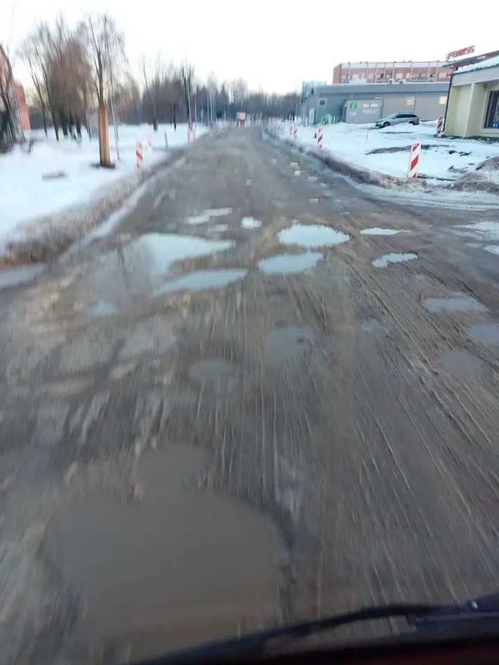 «Как после бомбежки»: жители Резекне в шоке от «новой» дороги (ФОТО)